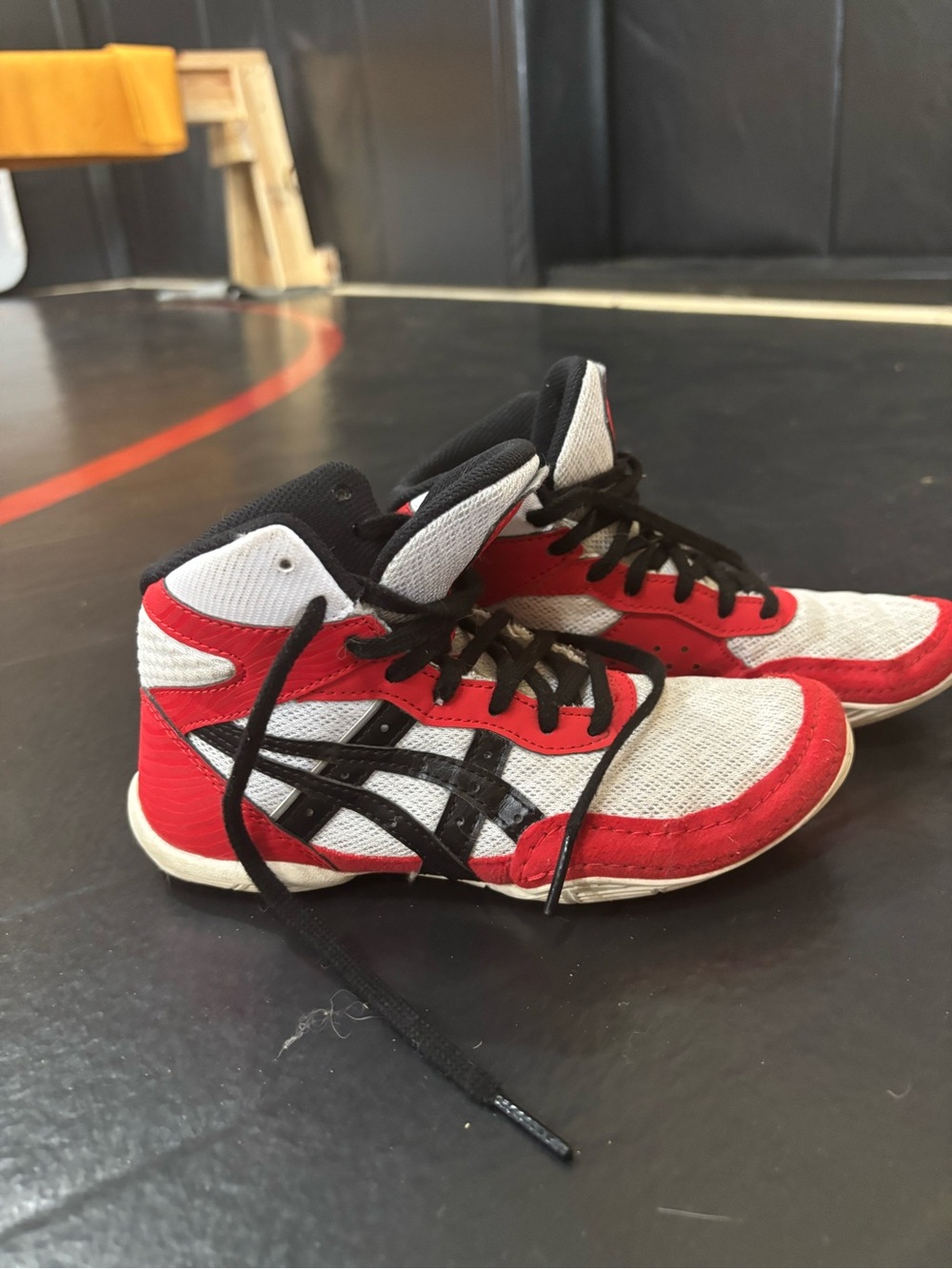 Asics Kids High-Top wrestling shoes in Red, White & Black size 1